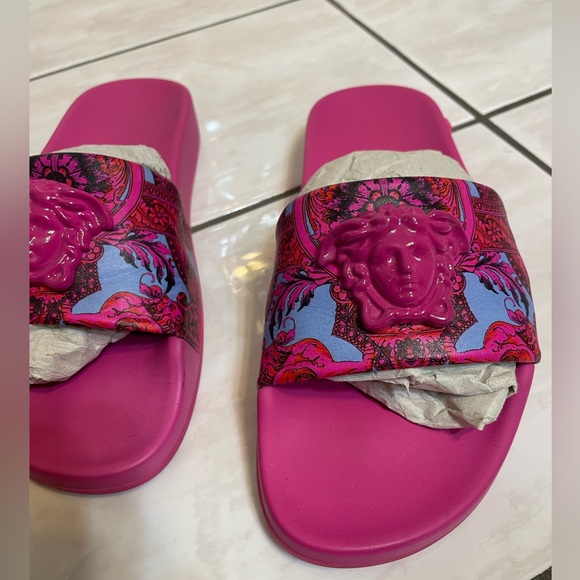 Versace Palazzo Slides embellished with a three-dimensional Medusa - Picture 2 of 6